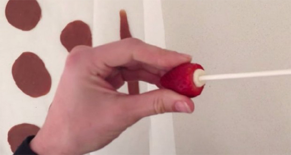 She Took A Strawberry And A Chocolate Bar And Did Something Amazing! (VIDEO)