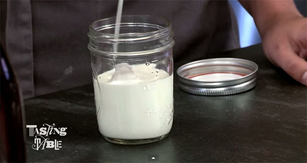 Stavila je vrhnje i pluteni čep u staklenu teglu. Pogledajte šta je napravila nakon 7 minuta