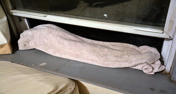 Every-Night-he-Puts-a-Wet-Towel-on-the-Window.-From-now-on-You-Will-do-the-Same-Read-These-6-Incredible-Tricks