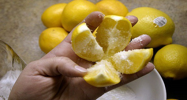 Cut 1 Lemon In 4 Parts, Put Some Salt On It and Put It In The Middle Of The Kitchen! This Trick Will Change Your Life!